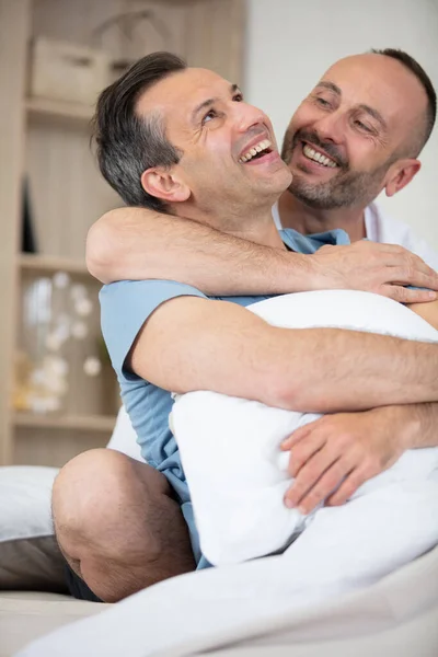 快乐的同性恋夫妇躺在床上 — 图库照片