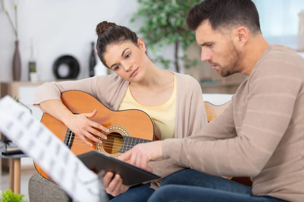男音乐家教女生如何弹吉他 — 图库照片