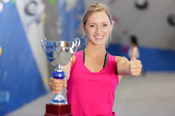 Prachtig Blond Jong Vrouw Holding Een Groot Trofee — Stockfoto