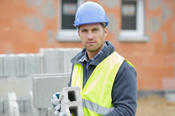 安装混凝土块的男性建筑工人 — 图库照片