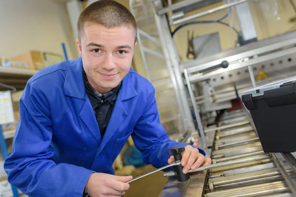 Jonge Reparateur Bevestiging Fabriek Lijn Machine Met Moersleutel — Stockfoto