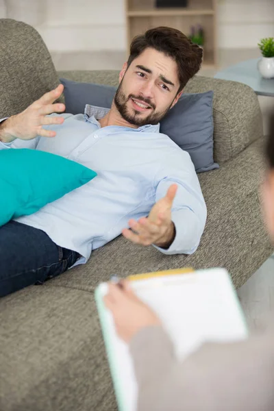 Emotional Man Lies Couch Talking Therapist — Stock Photo, Image