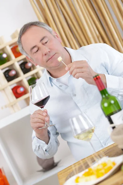 Oudere Man Geniet Thuis Van Kaas Rode Wijn — Stockfoto