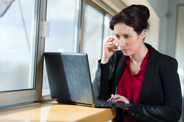 Mujer Traje Formal Pensando Mirando Computadora Portátil —  Fotos de Stock