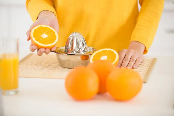 Vrouw Hand Met Sap Glas Sinaasappels — Stockfoto