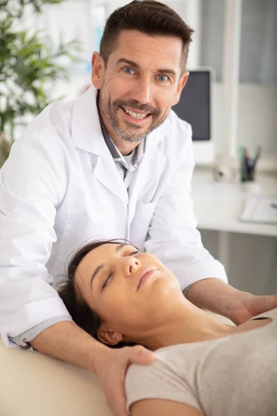 Massage Terapeut Helande Axlar Kvinna — Stockfoto