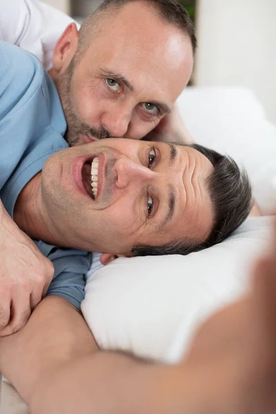 Ένα Ομοφυλόφιλο Ζευγάρι Στο Κρεβάτι Δίνει Ένα Φιλικό Φιλί — Φωτογραφία Αρχείου