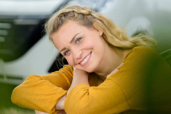 Uma Mulher Feliz Viagem Carro — Fotografia de Stock