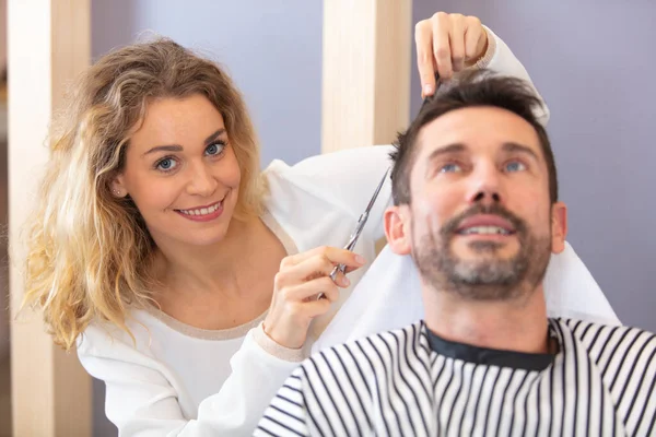 Porträt Einer Glücklichen Friseurin Die Männern Die Haare Schneidet — Stockfoto