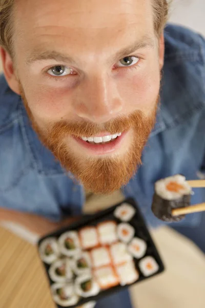 Junger Mann Isst Sushi Rolle — Stockfoto