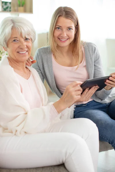 老年妇女和成年女儿使用平板电脑 — 图库照片