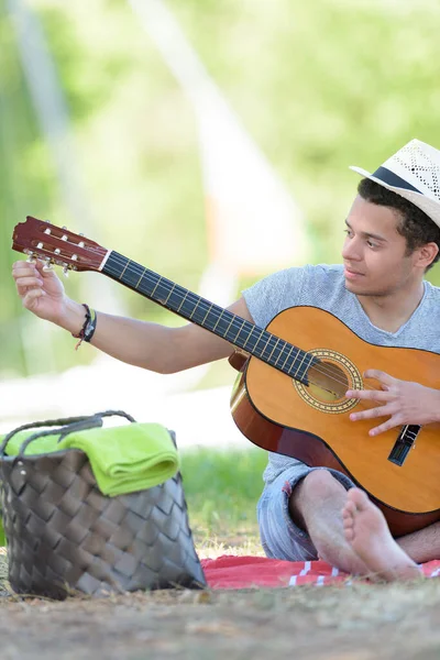 Człowiek Grający Gitarze Zewnątrz — Zdjęcie stockowe