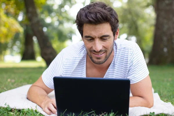Bonito Hipster Usando Laptop Parque Dia Verão — Fotografia de Stock