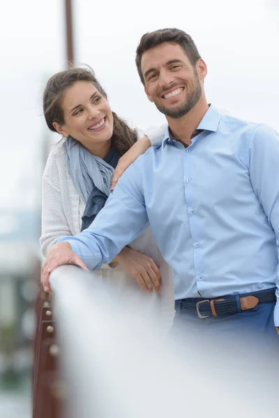 Glückliches Junges Paar Umarmt Und Lacht Freien — Stockfoto