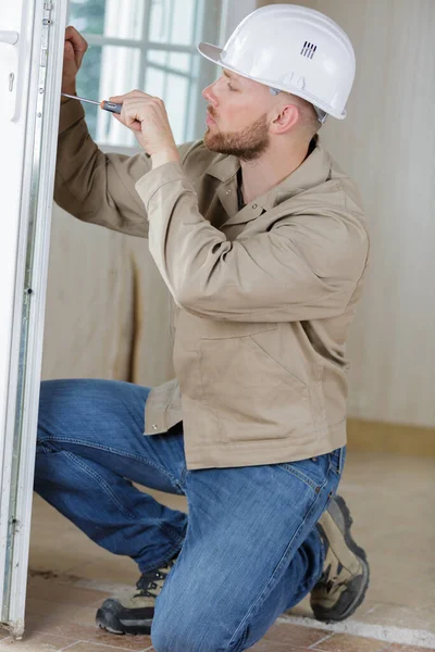 Ein Mann Repariert Eine Tür — Stockfoto