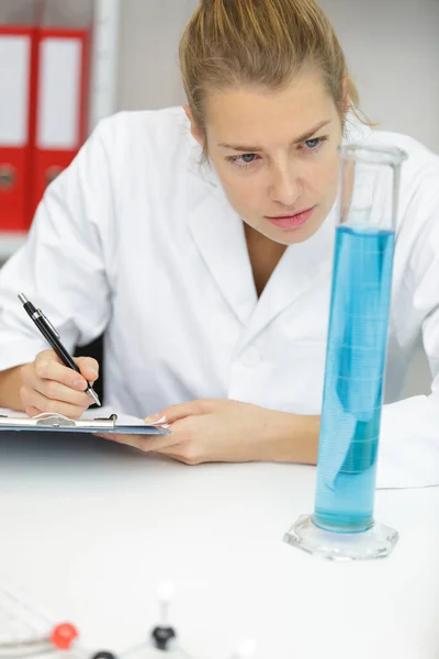 Mujer Trabajadora Laboratorio Analizando Pipeta — Foto de Stock