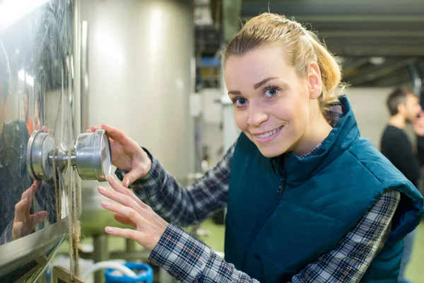 Работница Обслуживанию Женщин Осматривает Пивоваренную Машину Пивоварне — стоковое фото