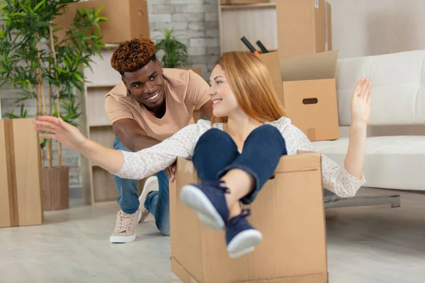 Jeune Couple Emménageant Dans Une Nouvelle Maison — Photo