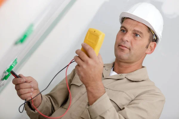 Maduro Eletricista Masculino Usando Multímetro — Fotografia de Stock