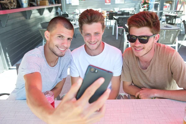 Grupo Jóvenes Amigos Turistas Tomando Selfie Bar —  Fotos de Stock