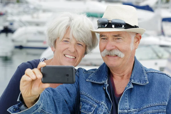 Senior Paar Nemen Selfie Met Camera Harbor — Stockfoto