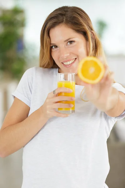 Bild Kvinna Som Håller Apelsinskiva Och Juice — Stockfoto