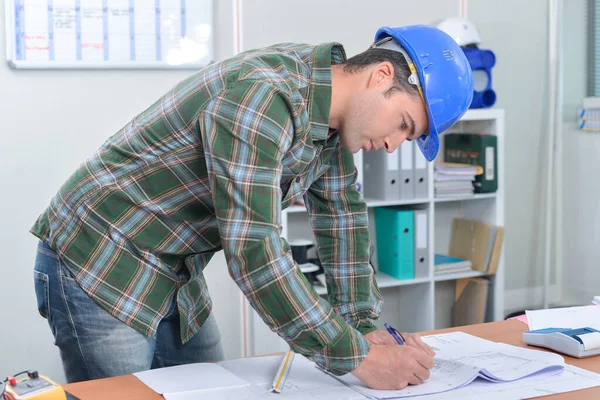 Builder Making Notes Paperwork — Stock Photo, Image