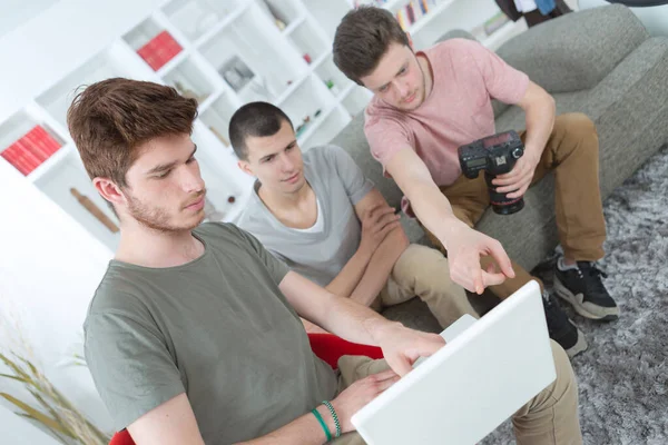 Młodzi Mężczyźni Pomieszczeniach Laptopem Kamerą — Zdjęcie stockowe