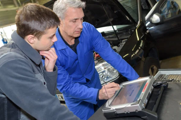 Student Met Instructeur Die Een Auto Repareert Tijdens Het Leerlingwezen — Stockfoto