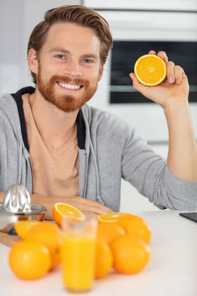 Jonge Man Drinkt Sinaasappelsap Ochtend — Stockfoto