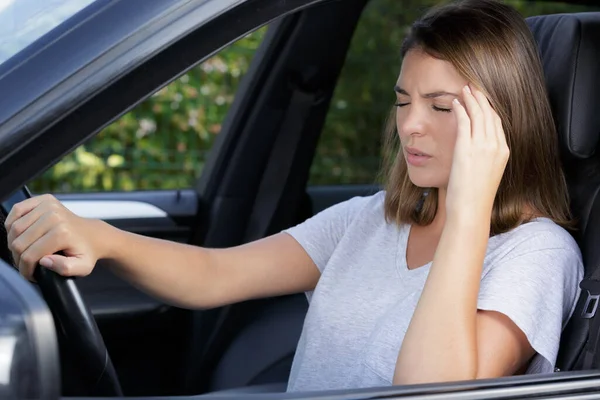 Młoda Dama Cierpiąca Ból Głowy Podczas Prowadzenia Samochodu — Zdjęcie stockowe