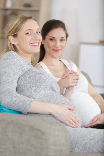 Mujeres Embarazadas Felices Cogidas Mano Sofá — Foto de Stock
