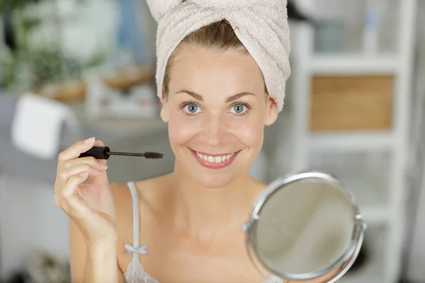 Retrato Mulher Segurando Espelho Escova Rímel — Fotografia de Stock