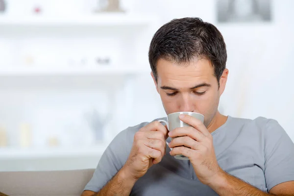 Mann Mit Tasse Saß Auf Sofa — Stockfoto