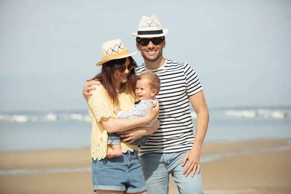 幸福的家庭 在沙滩上 — 图库照片
