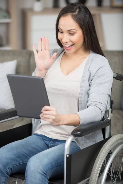 車椅子の女性がタブレットを使って — ストック写真