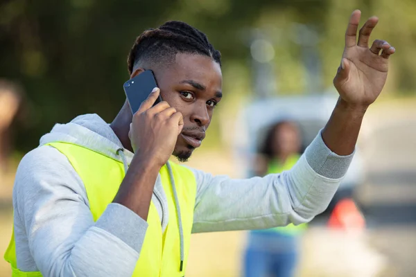 Férfi Lerobbant Üdvözöl Segítséget Miközben Telefonál — Stock Fotó