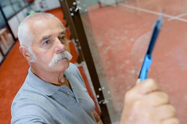 Man Senior Fönster Renare Jobbet — Stockfoto