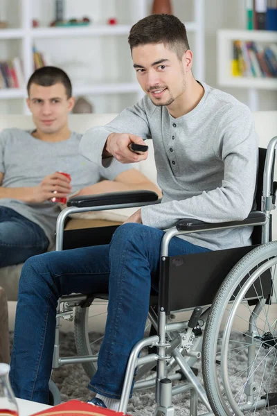 Άνδρας Αναπηρική Καρέκλα Αλλάζει Ρύθμιση Του Καναλιού — Φωτογραφία Αρχείου