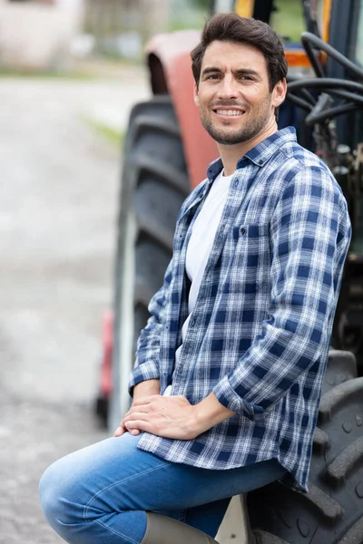 Homme Posant Près Tracteur — Photo
