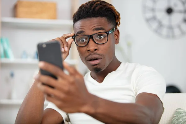 Wstrząśnięty Człowiek Okularach Zaskoczony Zawartością Smartfona — Zdjęcie stockowe