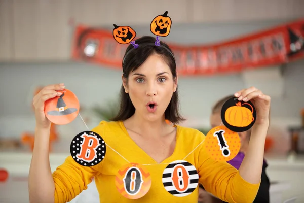 Donna Con Decorazione Halloween Appeso Sulla Clothesline — Foto Stock