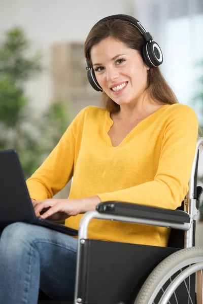 Ευτυχισμένη Ανάπηρη Γυναίκα Αναπηρικό Καροτσάκι Φορητό Υπολογιστή — Φωτογραφία Αρχείου