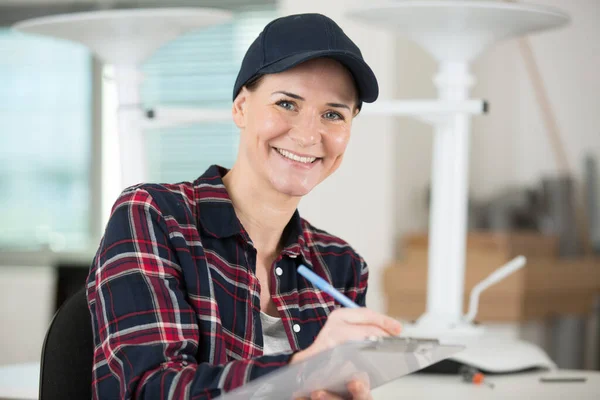 Feliz Mujer Trabajadora Después Montar Una Silla —  Fotos de Stock