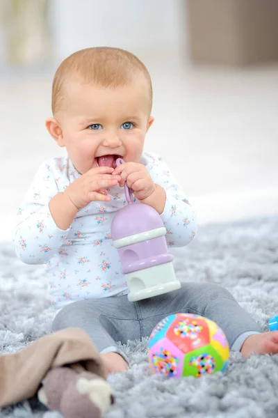 Ein Baby Auf Dem Teppich — Stockfoto