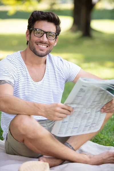 Человек Читает Газету Открытом Воздухе — стоковое фото