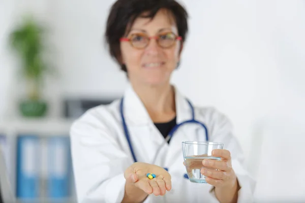 Mulher Sênior Médico Oferecendo Pílulas Vidro Água — Fotografia de Stock