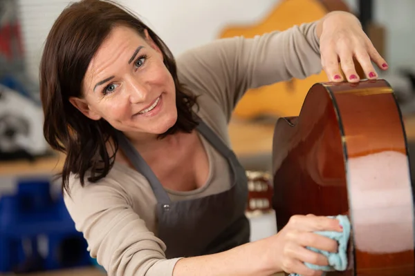 Frau Arbeitet Als Lautenmacherin Und Poliert Klassische Gitarre — Stockfoto