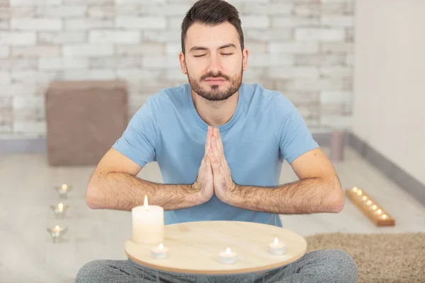 Homem Tranquilo Oração Posar Por Velas Acesas — Fotografia de Stock