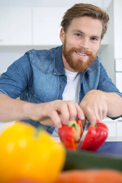 Mann Schneidet Gemüse Der Küche — Stockfoto
